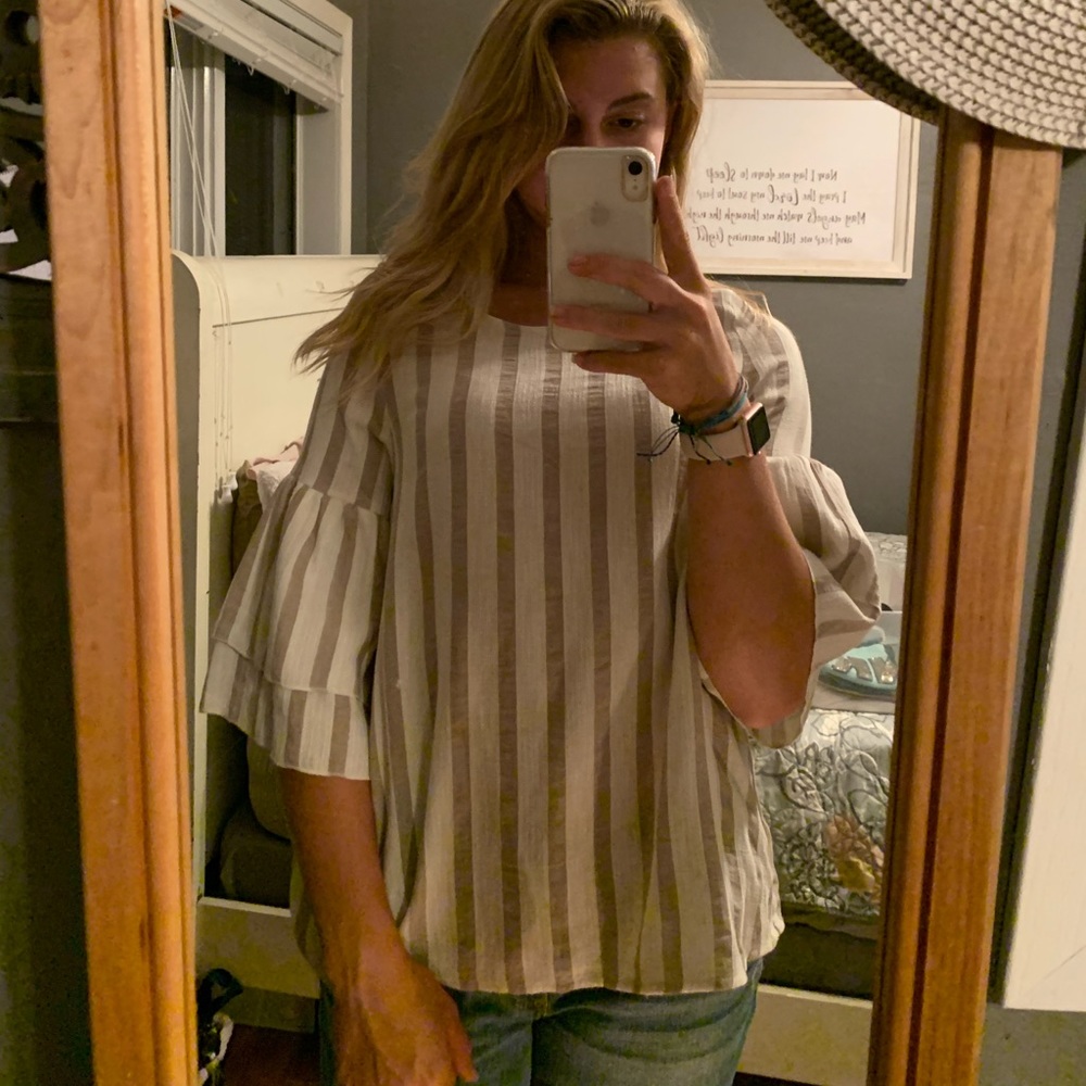 Cute ruffle sleeve top